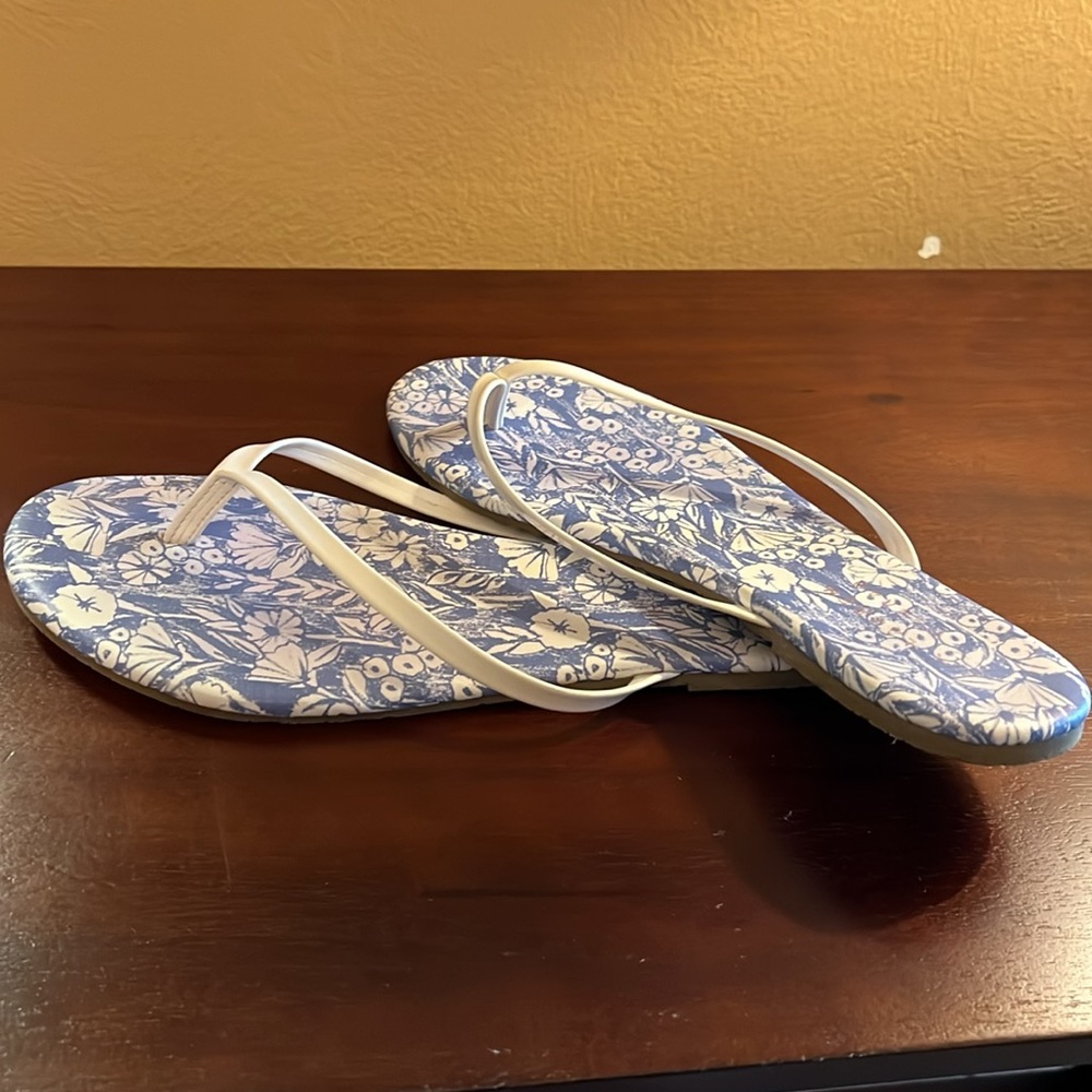 Lauren Conrad dressy flats. Size not listed but I wear a 7 1/2 to 8. - Picture 3 of 6